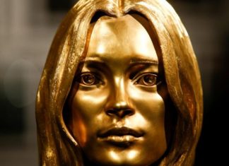 Kate Moss’un Altın Heykeli