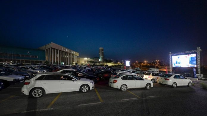 izmirde-arabali-sinema-gunleri-basladi İzmir'de Arabalı Sinema Günleri Başladı