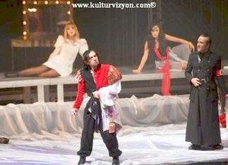 Okan Bayülgen Shakespeare’in III. Richard’ı Oldu Okan Bayülgen Shakespeare'in III. Richard'ı Oldu